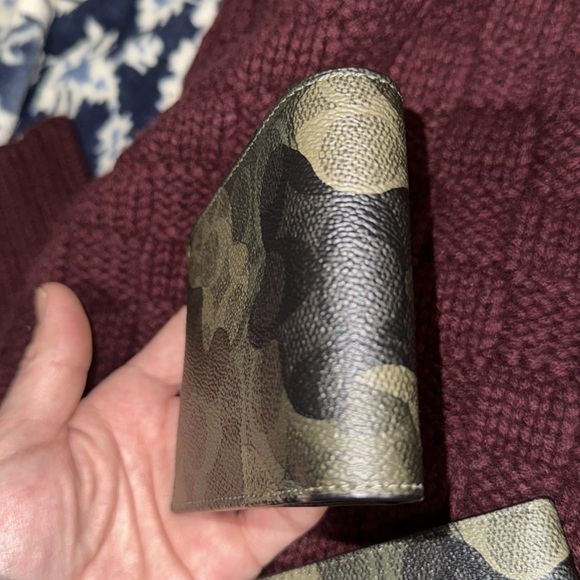 Men’s Or Women’s Coach Tri-fold wallet with Smaller ID/Passport holder inside! - Picture 16 of 17